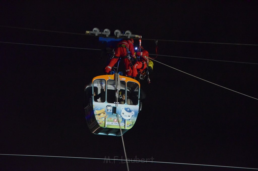 Einsatz BF Hoehenretter Koelner Seilbahn Hoehe Zoobruecke P2380.JPG